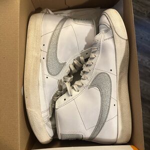 Nike Blazer MID ‘77 ESS White and Silver